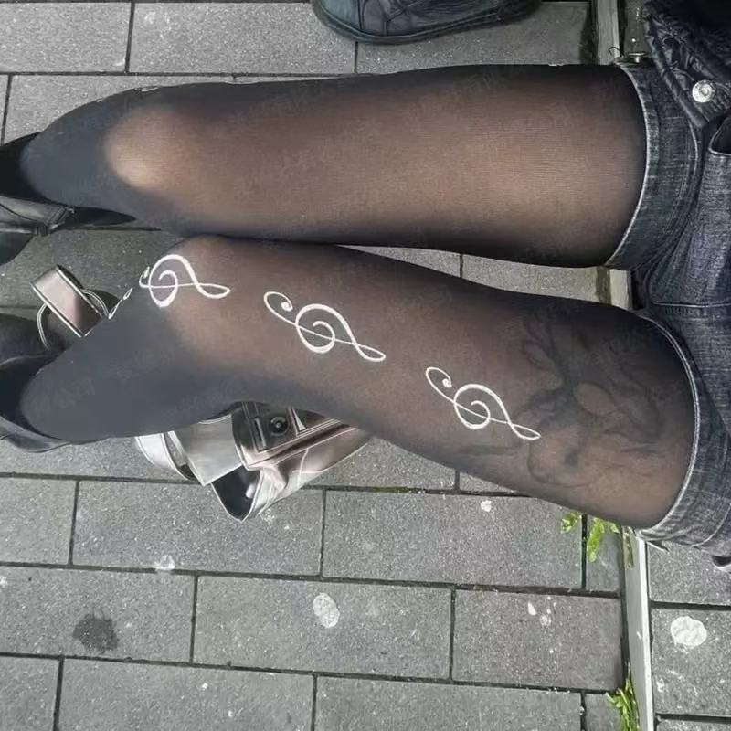 Medias dulces y geniales con estampado de símbolo musical femenino