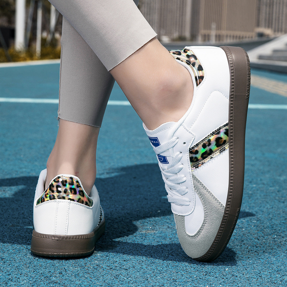 Zapatillas blancas informales con cordones y suela plana con estampado de leopardo para mujer