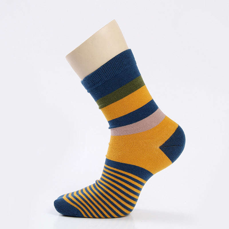 Calcetines de algodón por encima de la rodilla para hombre con rayas de colores: un básico de moda para otoño e invierno.