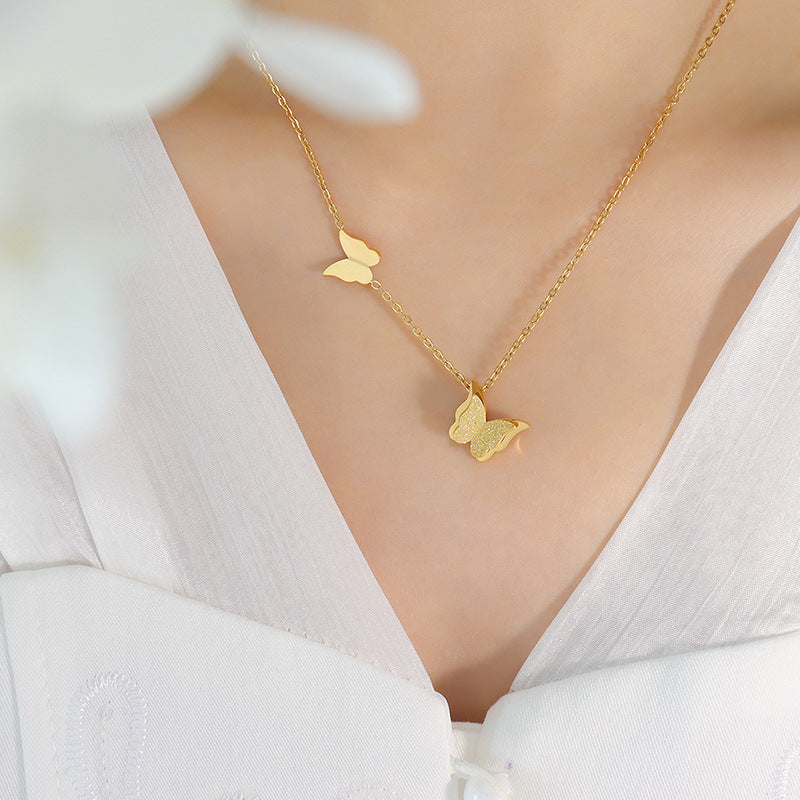 Collar, pendiente y anillo con adorno de mariposa de acero de titanio con textura esmerilada