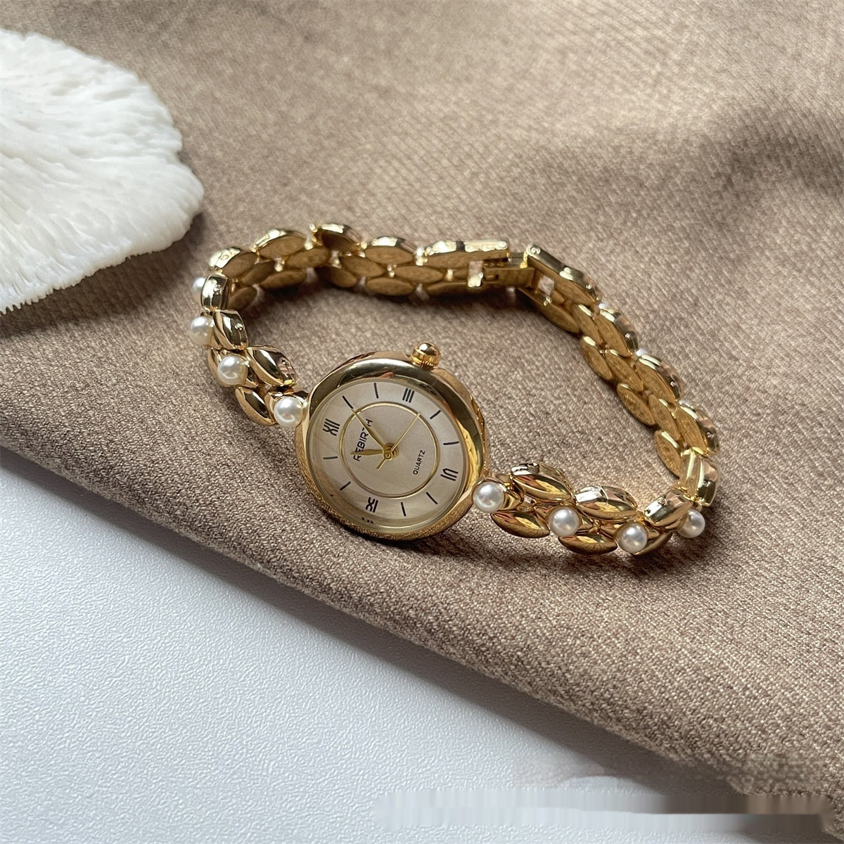 Reloj de cadena con perlas romanas para mujer