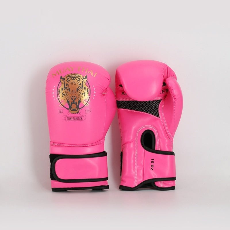 Entrenamiento de Muay Thai para chicos con saco de boxeo y guantes