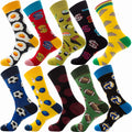 Calcetines de otoño para hombre con estampado de rombos y temática navideña de animales y frutas.