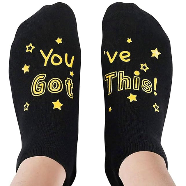 Calcetines creativos y modernos con estampados de letras jacquard en la suela.