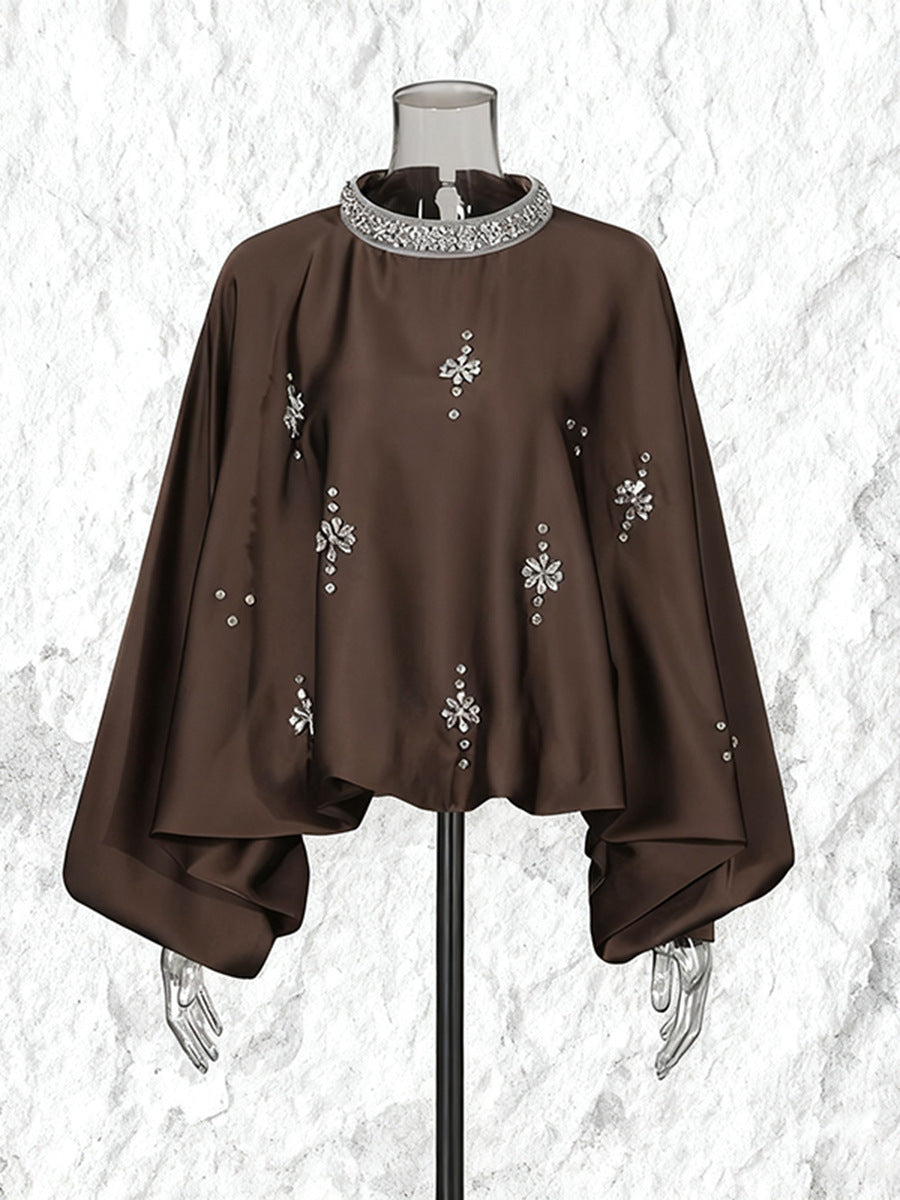 Camisa holgada de color liso con cuello redondo y diamantes de imitación