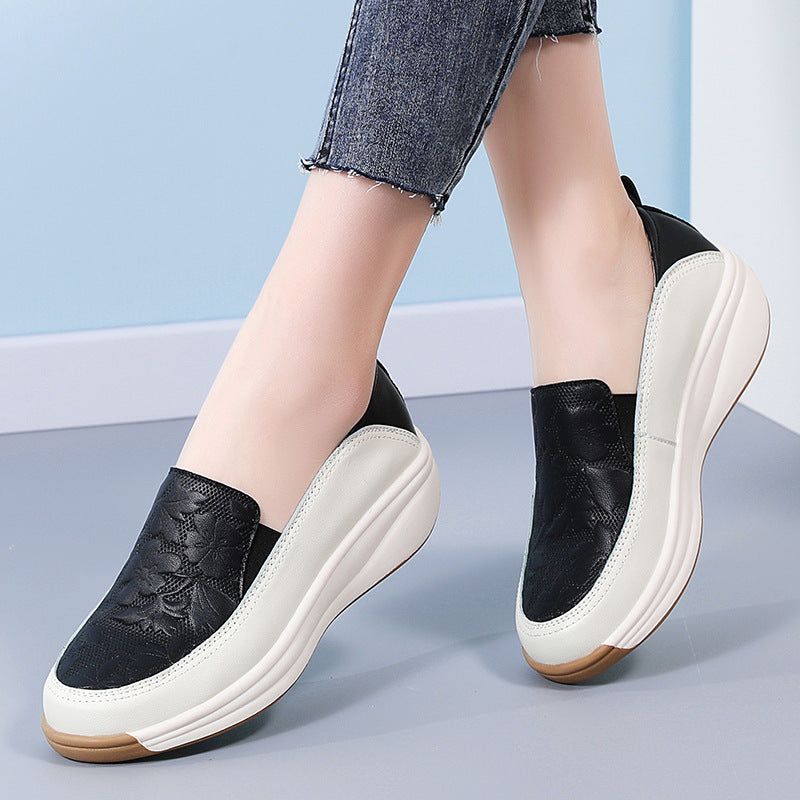 Zapatillas blancas de suela gruesa para mujer con tacón alto y estilo slip-on