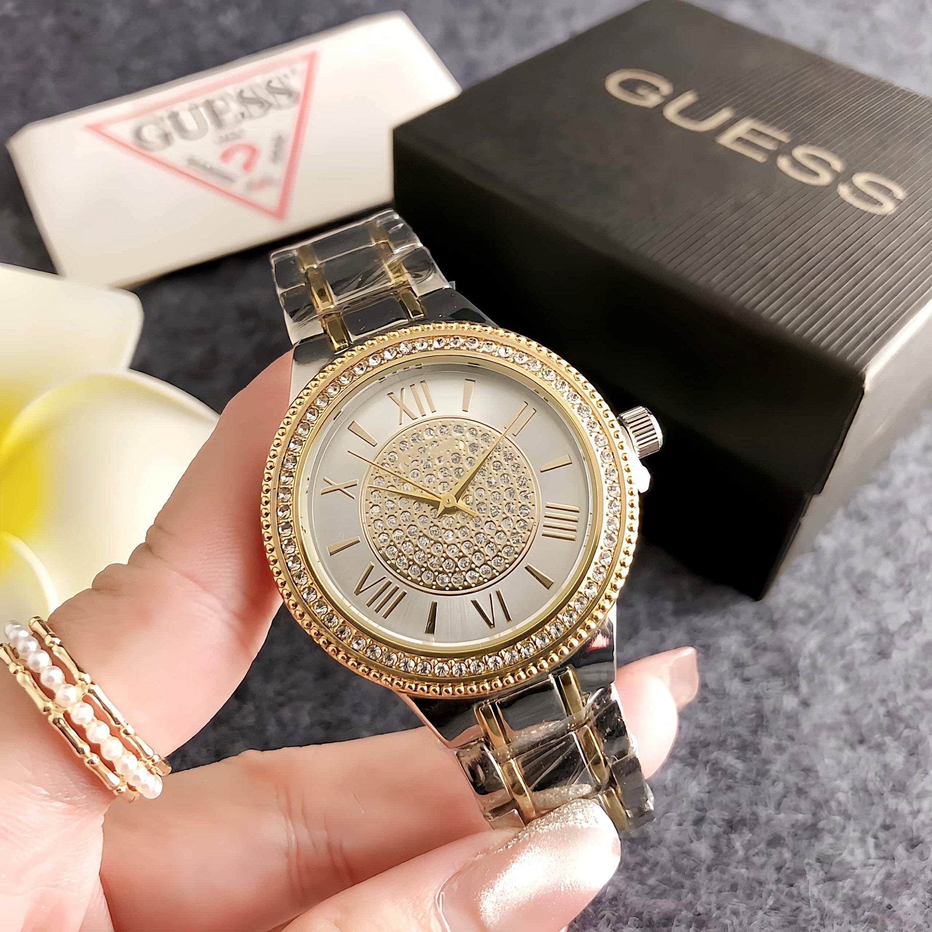 Reloj elegante y sofisticado con una esfera grande. Una obra de arte exclusiva para mujeres.
