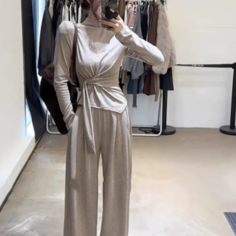 Conjunto de top ajustado de manga larga con tirantes cruzados y pantalones de pierna ancha inspirados en el diseño