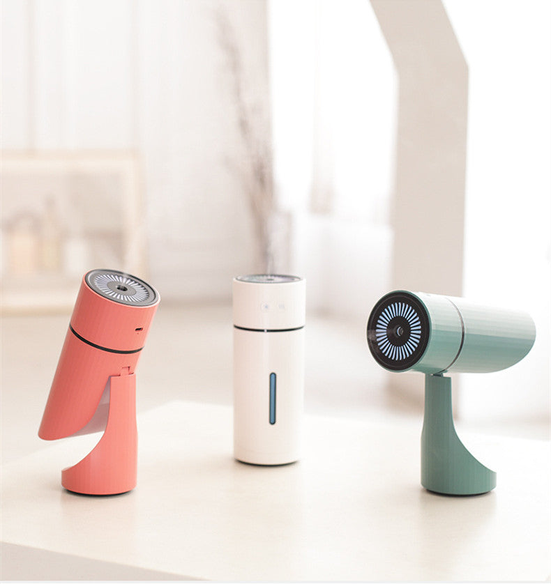 Humidificador de escritorio para coche pequeño con carga USB y ángulo ajustable.