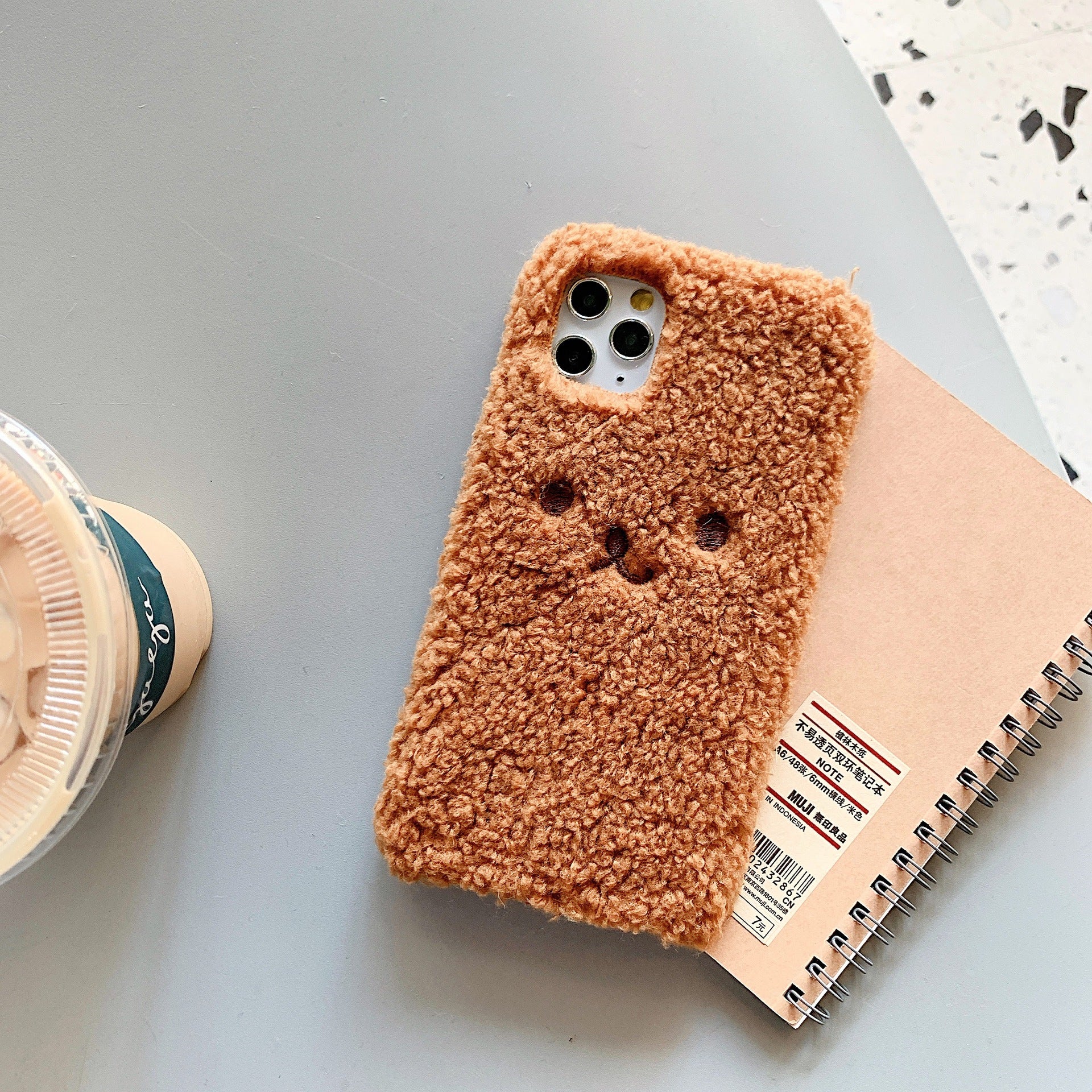 Funda para teléfono con bordado de oso de peluche de dibujos animados