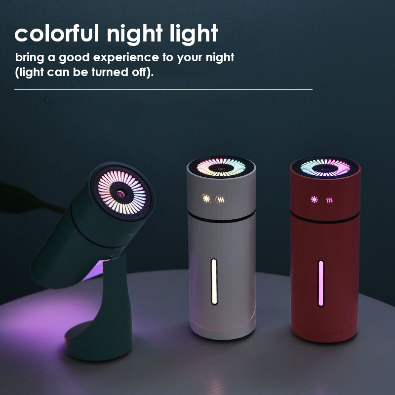 Humidificador de escritorio para coche pequeño con carga USB y ángulo ajustable.