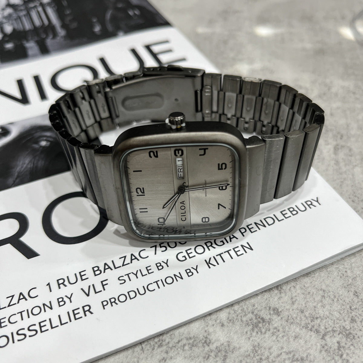 Reloj mecánico con diseño ideal para estudiantes y detalles de agujeros para hombre.