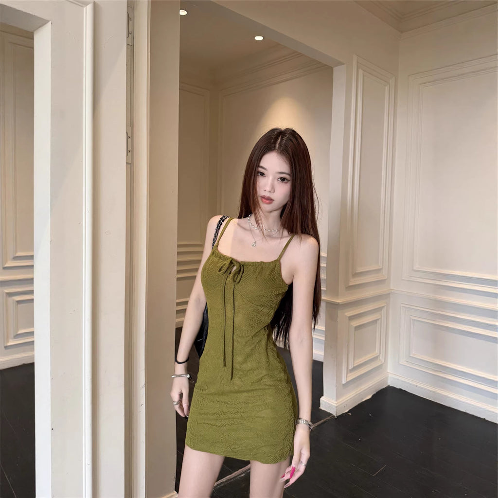 Vestido ajustado con cintura ceñida y cadera