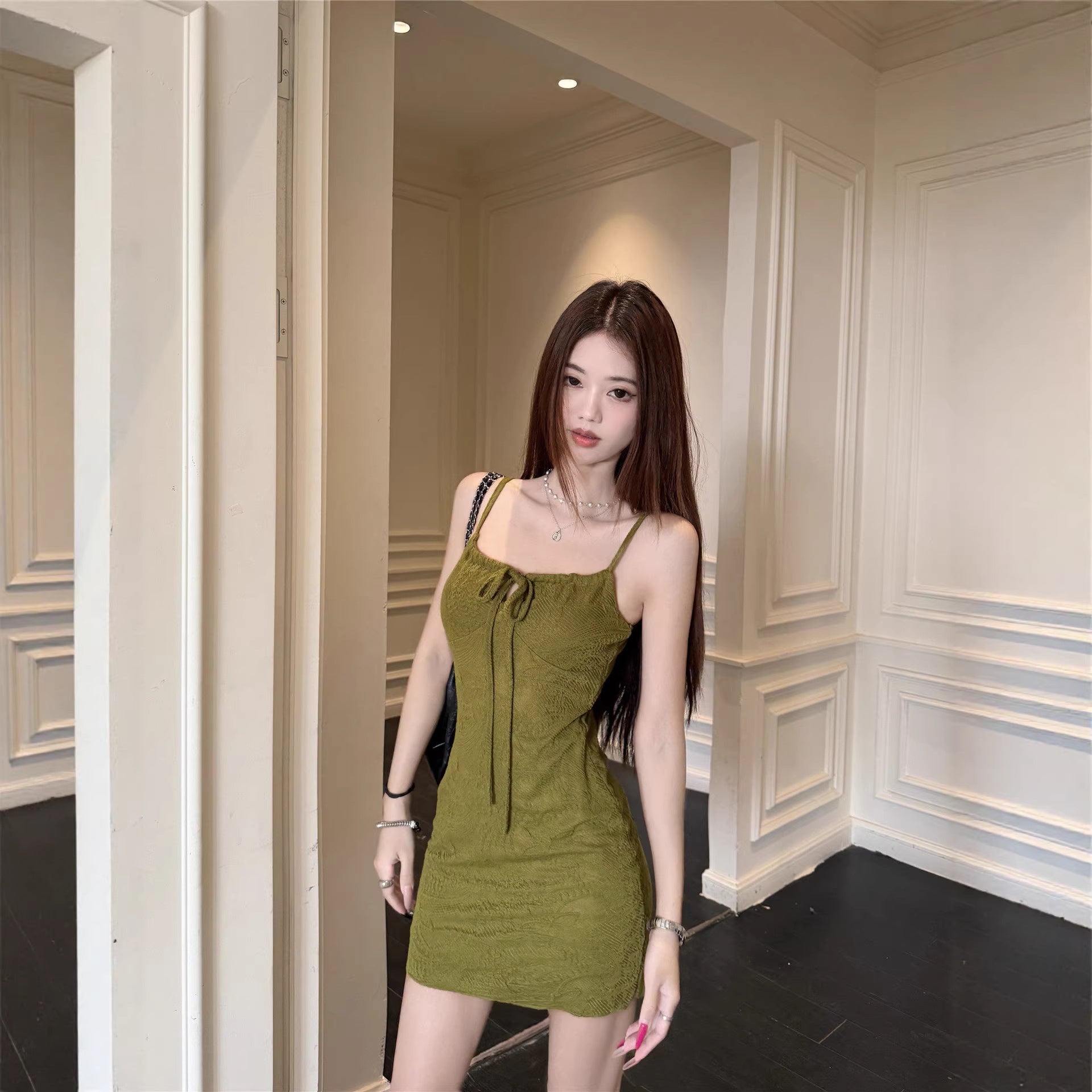 Vestido ajustado con cintura ceñida y cadera