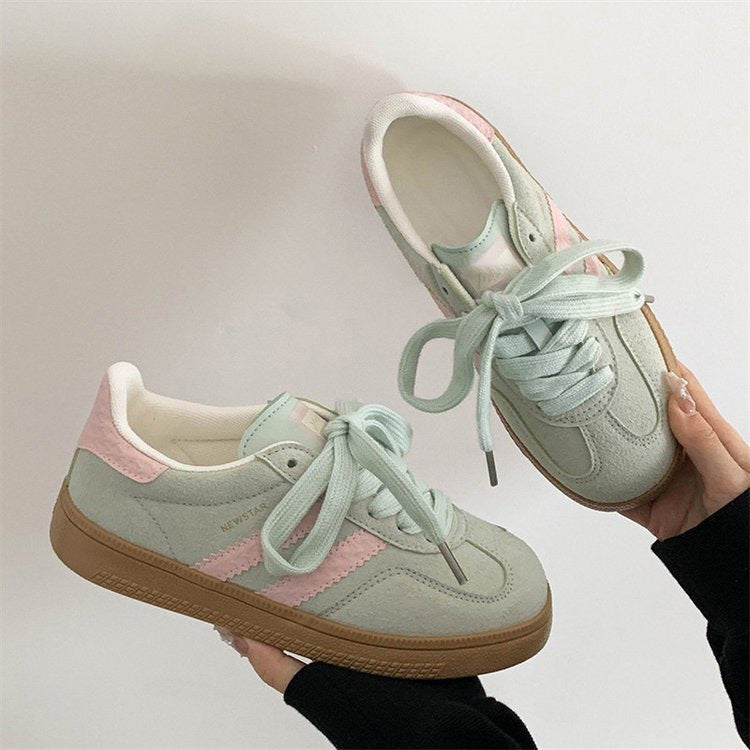Zapatillas blancas casuales retro para mujer, versátiles y perfectas para hacer deporte.