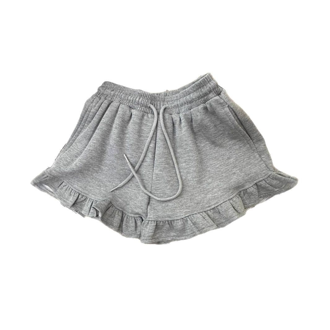 Shorts deportivos casuales de diseño con volantes y bordes desenfadados, de estilo nicho.