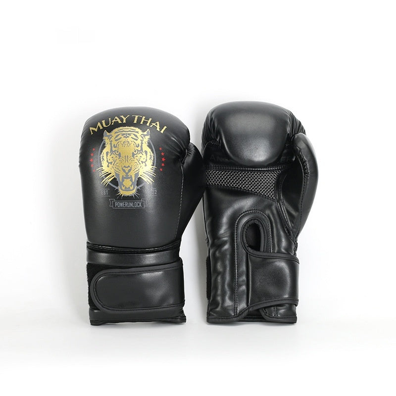 Entrenamiento de Muay Thai para chicos con saco de boxeo y guantes