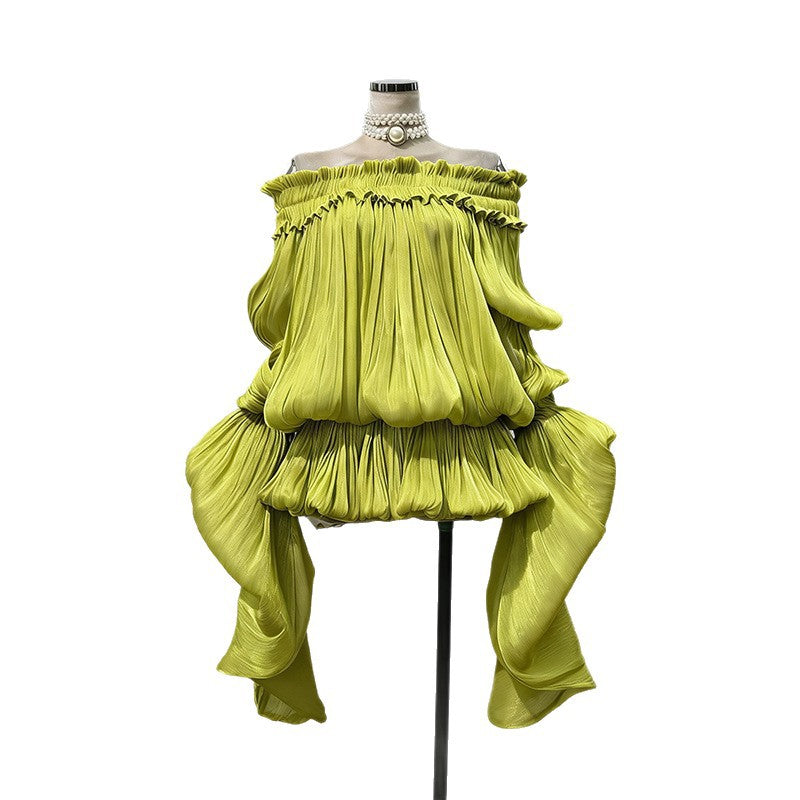 Elegante falda corta con hombros descubiertos, tirantes ondulantes y detalle de lazo.