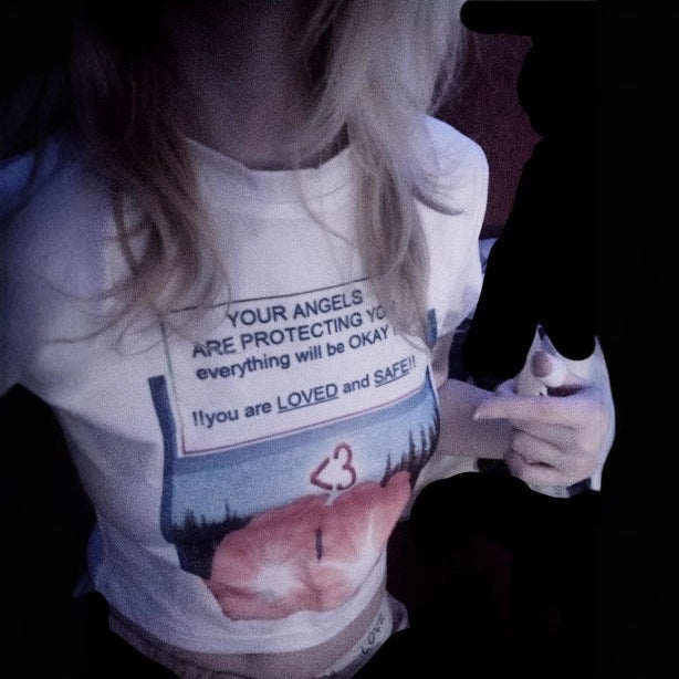 Camiseta corta ajustada para mujer con cuello redondo y estampado de letras
