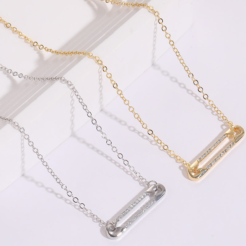 Collar versátil de 14k con diseño personalizado y clip de circonita