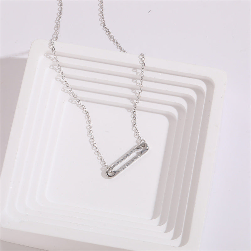 Collar versátil de 14k con diseño personalizado y clip de circonita