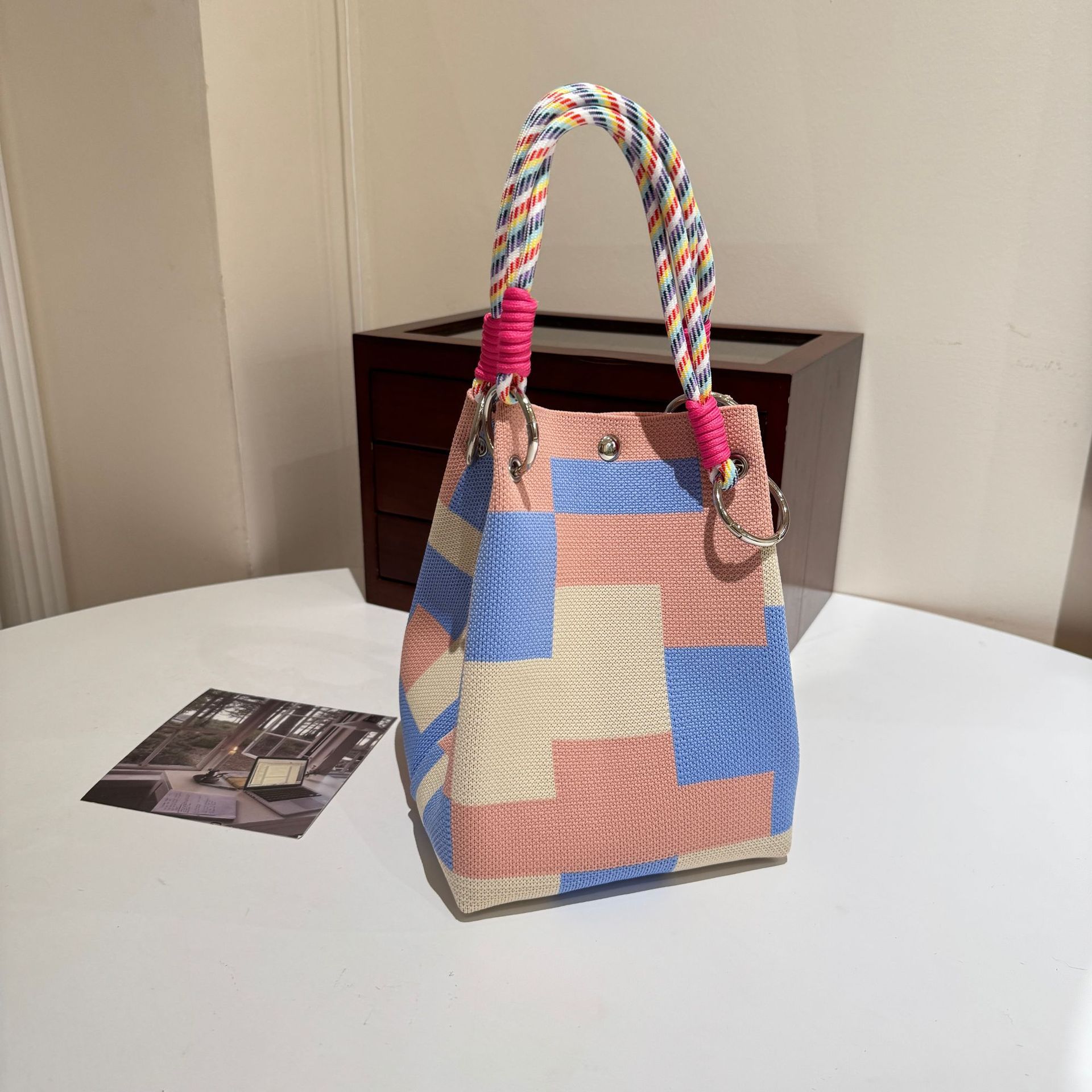 Bolso tote de punto rojo para mujer con cierre magnético y gran capacidad.