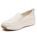 Zapatillas blancas de suela gruesa para mujer con tacón alto y estilo slip-on