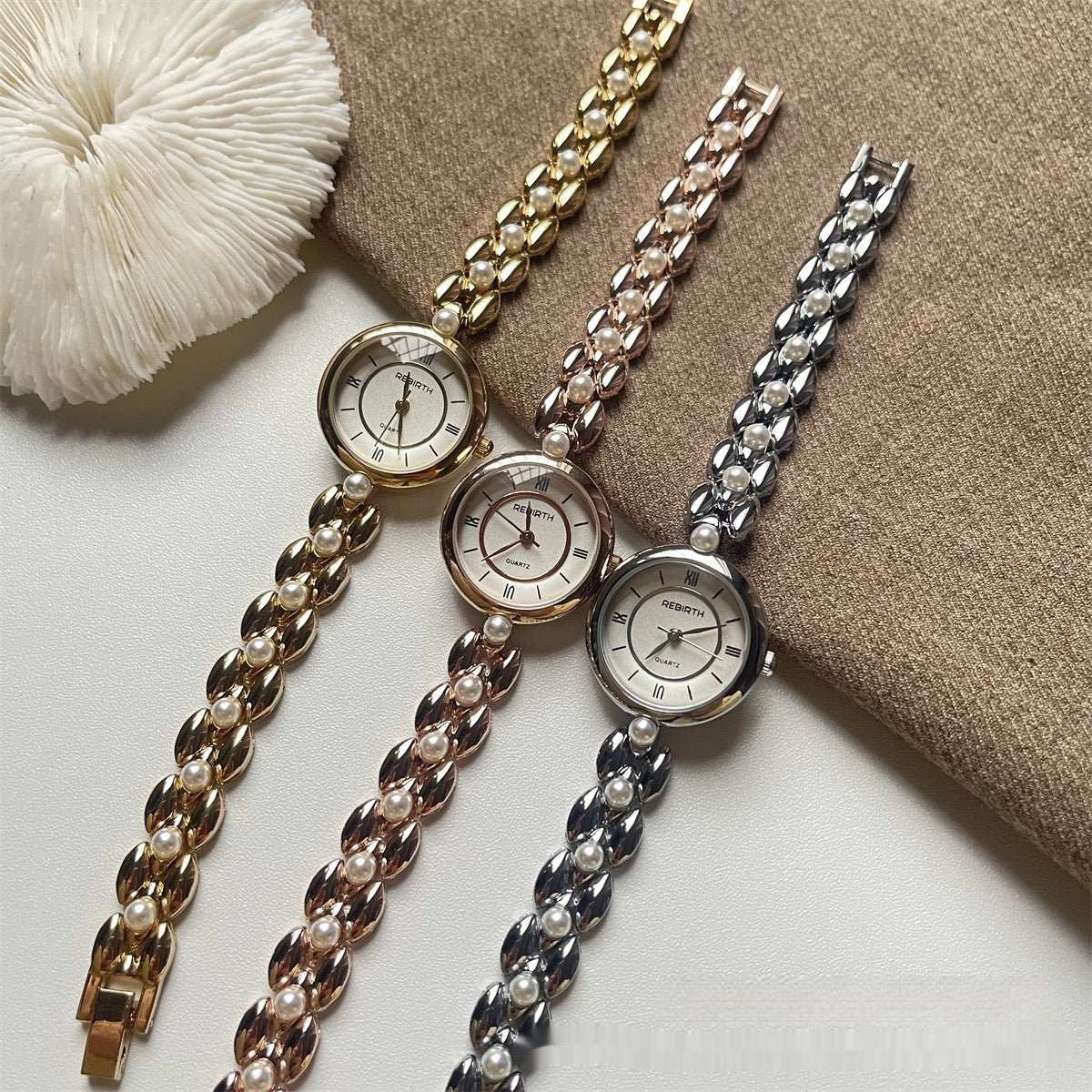 Reloj de cadena con perlas romanas para mujer