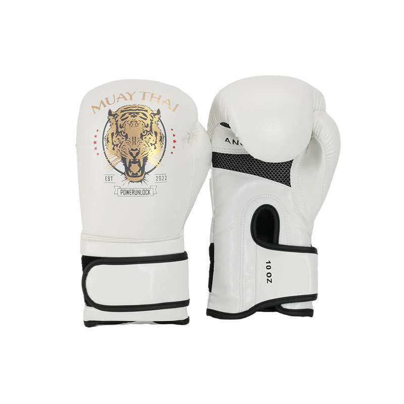 Entrenamiento de Muay Thai para chicos con saco de boxeo y guantes