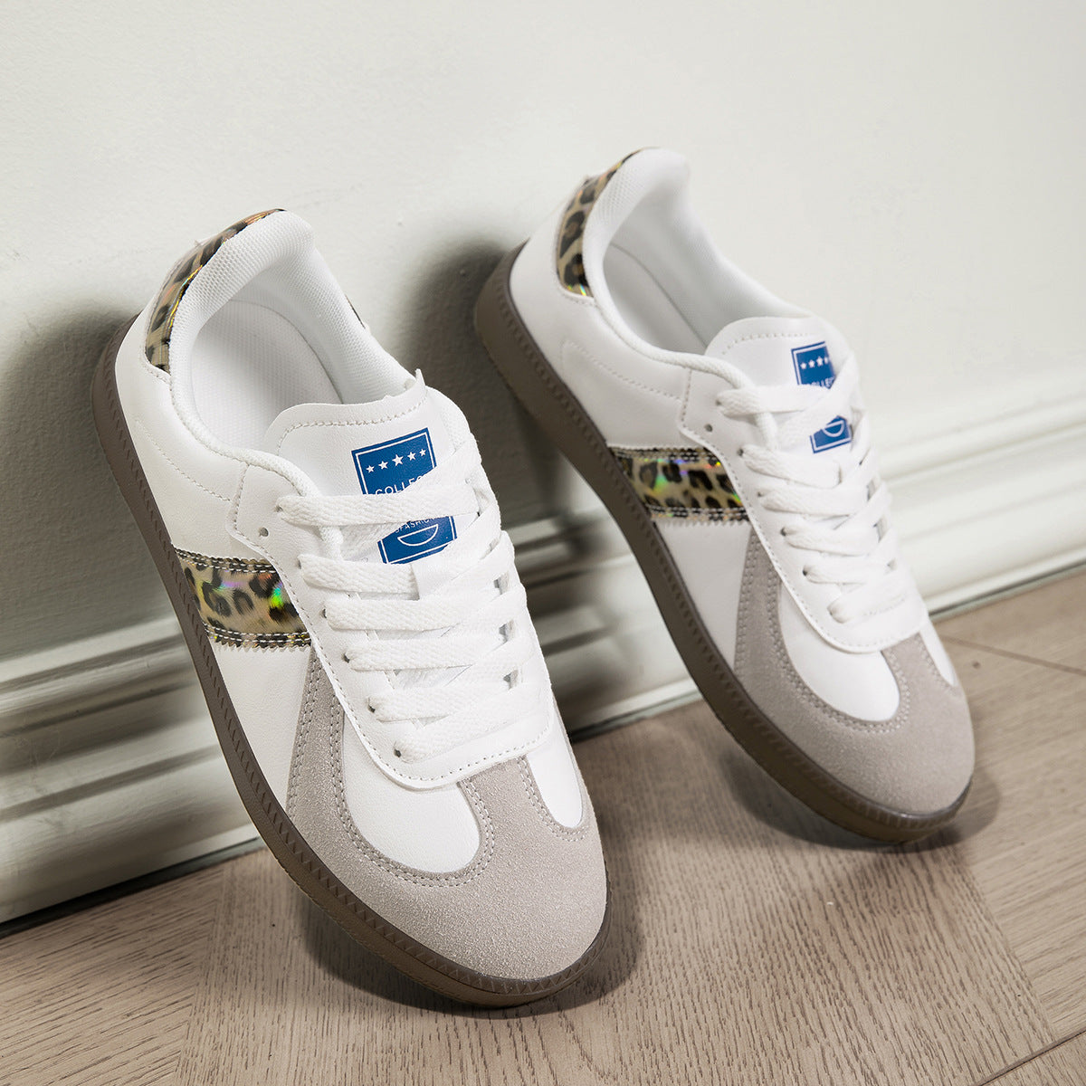 Zapatillas blancas informales con cordones y suela plana con estampado de leopardo para mujer