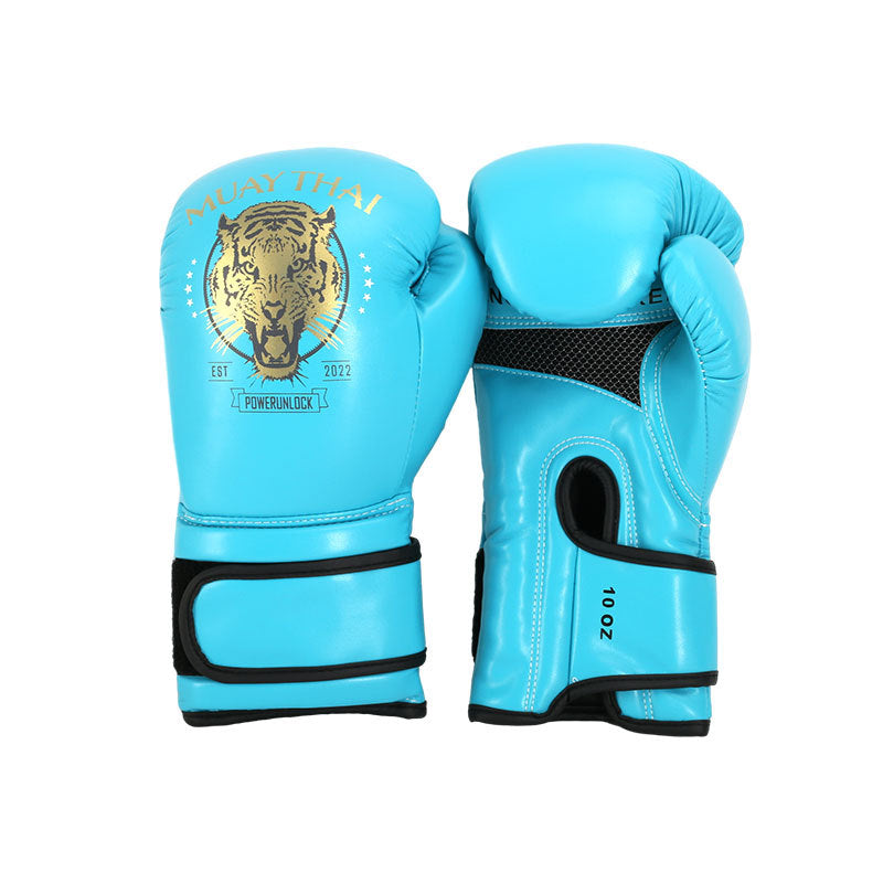 Entrenamiento de Muay Thai para chicos con saco de boxeo y guantes