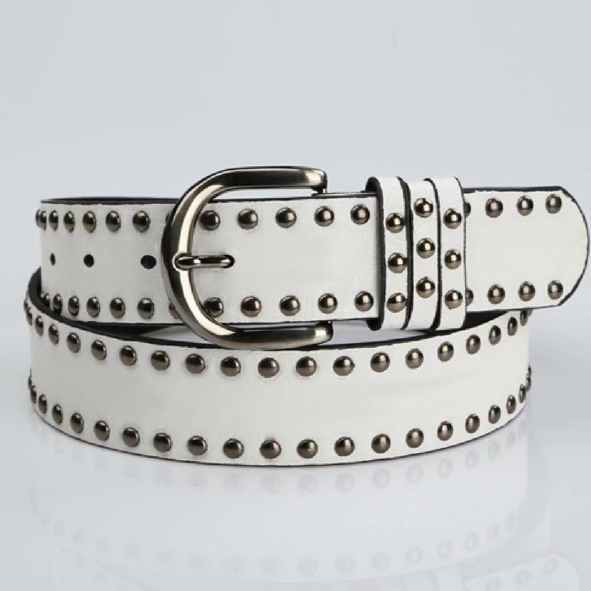 Cinturón de piel suave para mujer con hebilla y remaches decorativos.
