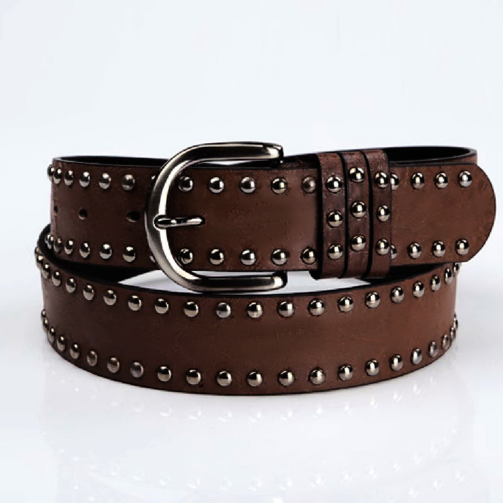 Cinturón de piel suave para mujer con hebilla y remaches decorativos.
