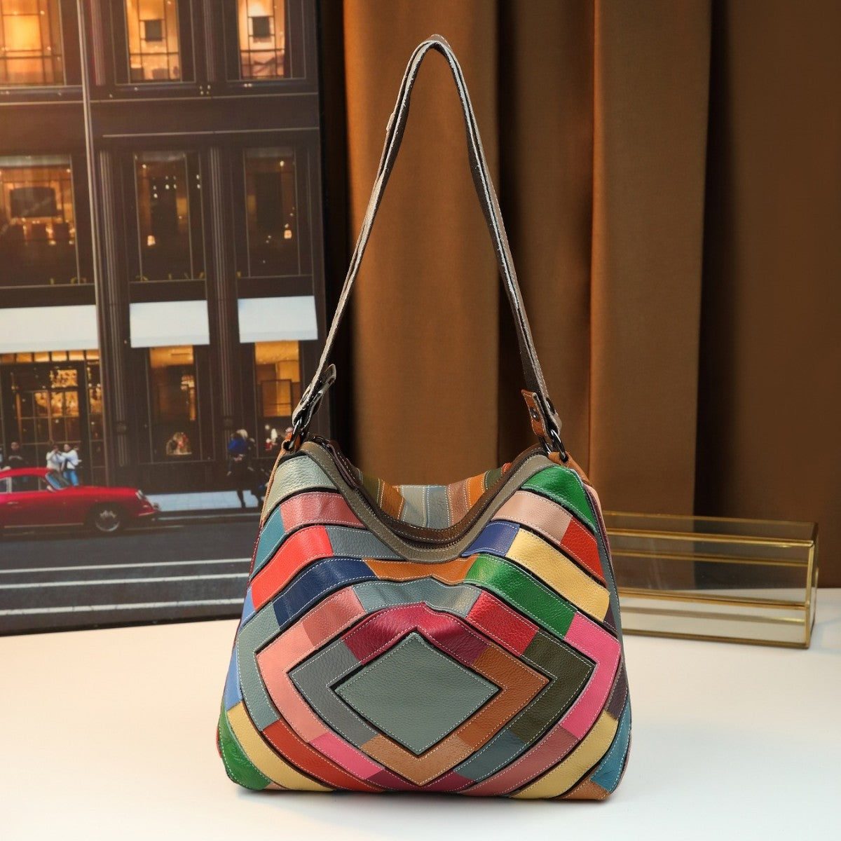 Bolso de hombro colorido con diseño de patchwork de cuero y cuadrícula geométrica
