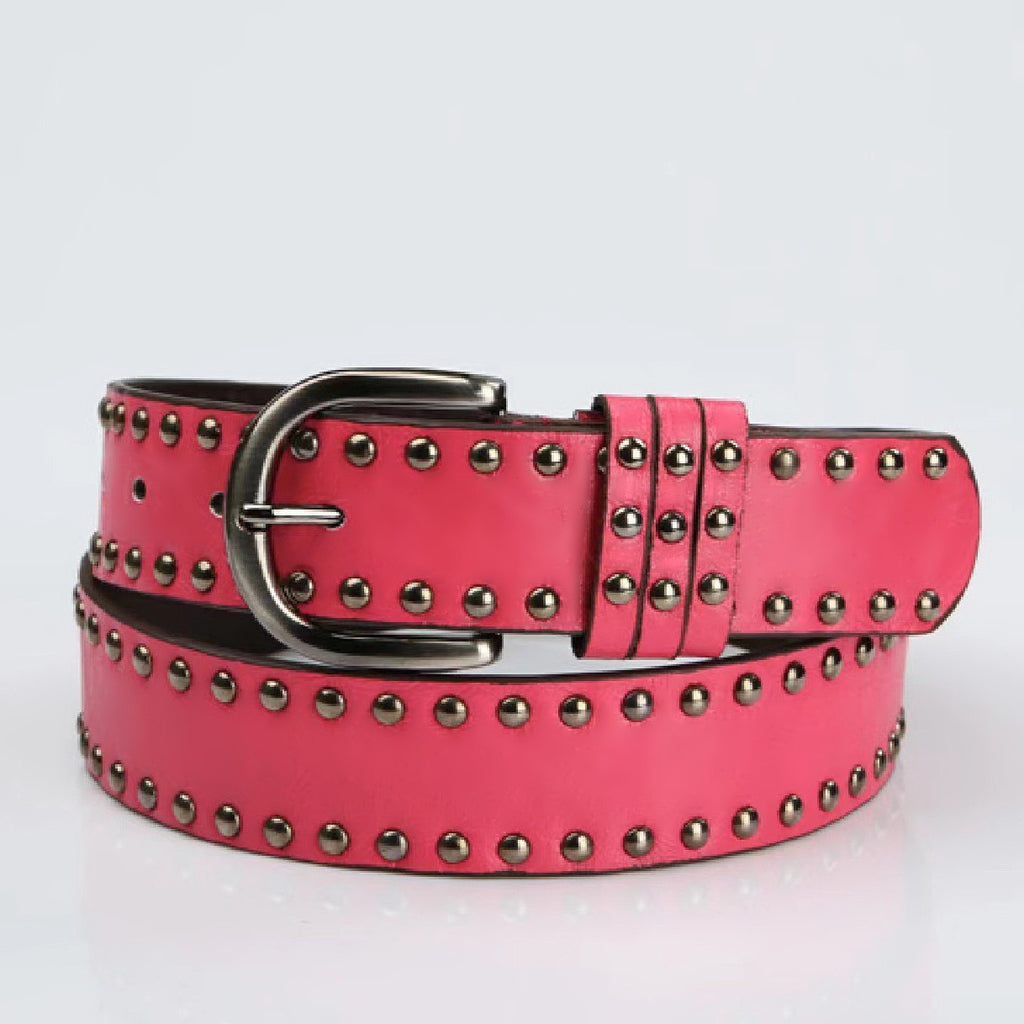 Cinturón de piel suave para mujer con hebilla y remaches decorativos.
