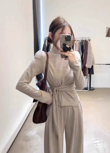 Conjunto de top ajustado de manga larga con tirantes cruzados y pantalones de pierna ancha inspirados en el diseño