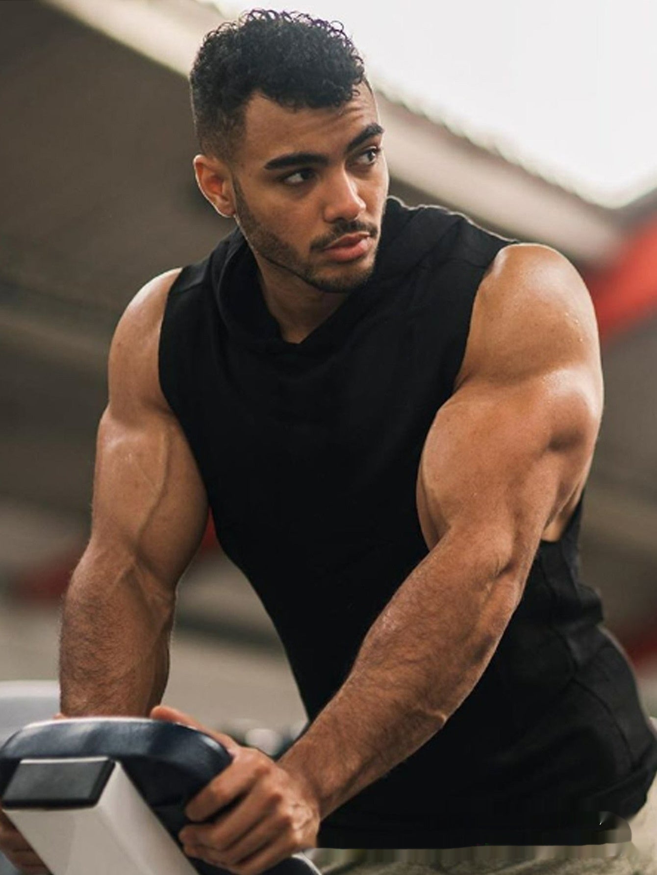 Chaleco de entrenamiento ajustado con capucha, transpirable, ligero y absorbente del sudor.