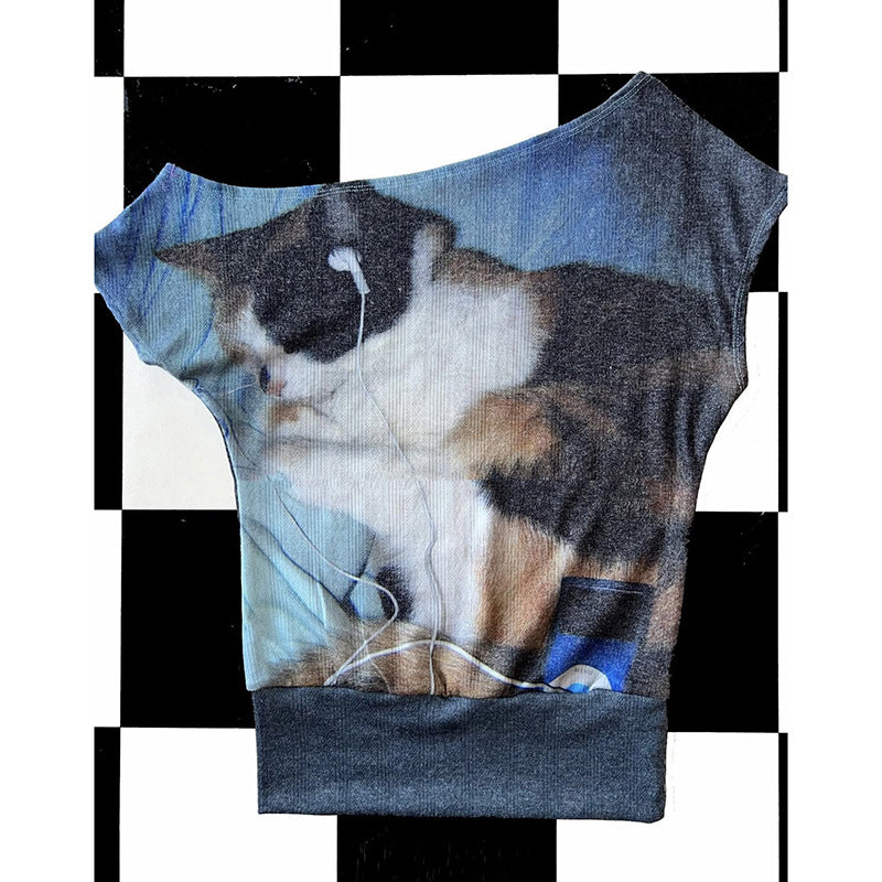 Camiseta de manga corta asimétrica, elástica y con hombros descubiertos con estampado de gato calicó retro atrevido