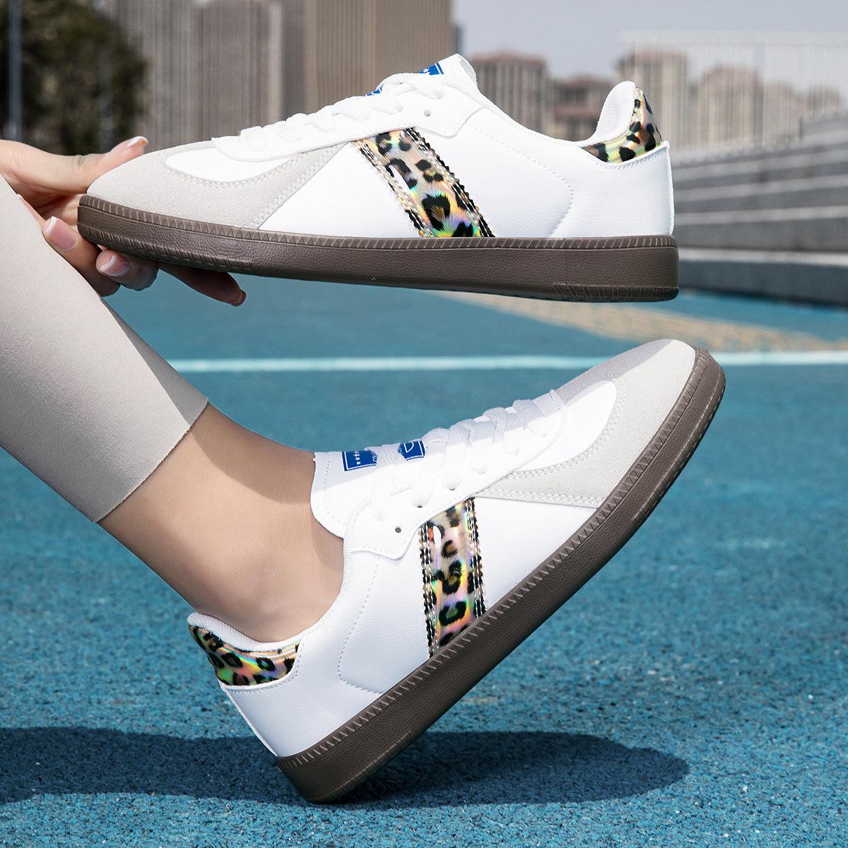 Zapatillas blancas informales con cordones y suela plana con estampado de leopardo para mujer