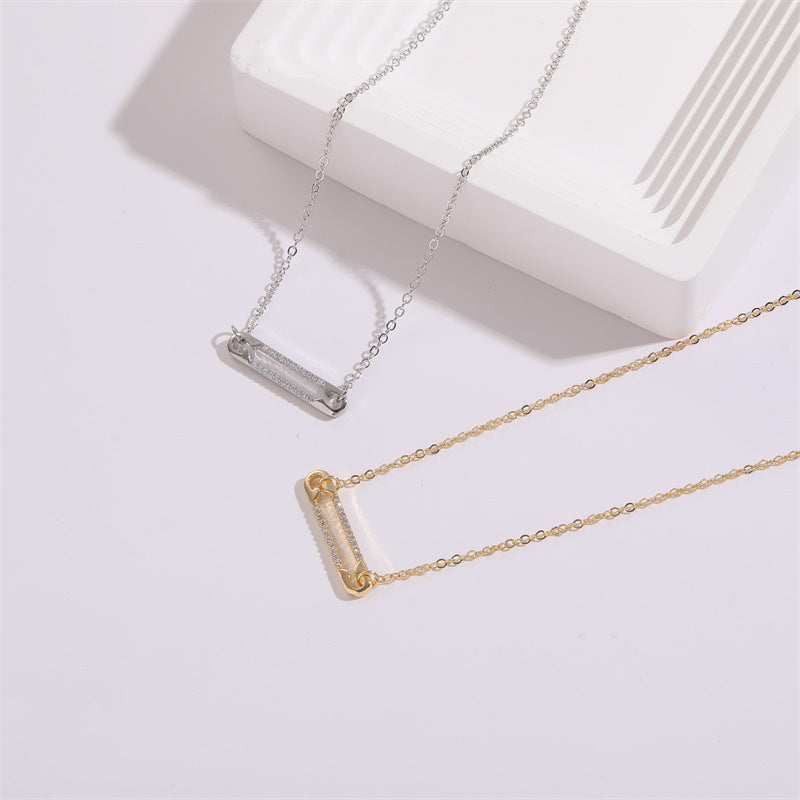 Collar versátil de 14k con diseño personalizado y clip de circonita
