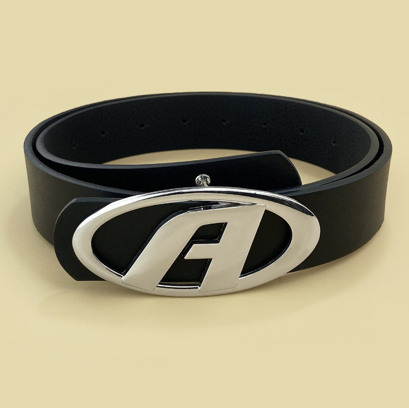 Cinturón de cuero negro con hebilla de metal con letra A para mujer, accesorio sencillo y versátil.