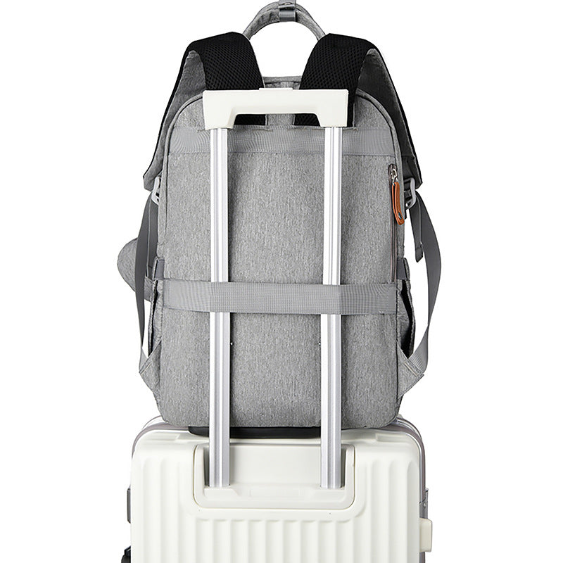 Bolsa multifuncional para cochecito con carga USB y compartimentos separados para ropa seca y húmeda.