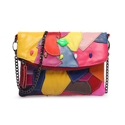 Bolso bandolera con cadena y diseño de patchwork en bloques de color
