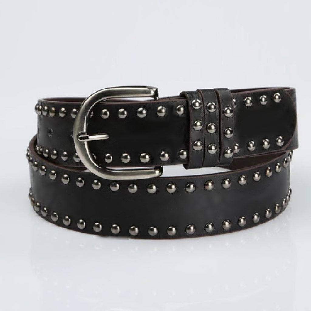 Cinturón de piel suave para mujer con hebilla y remaches decorativos.