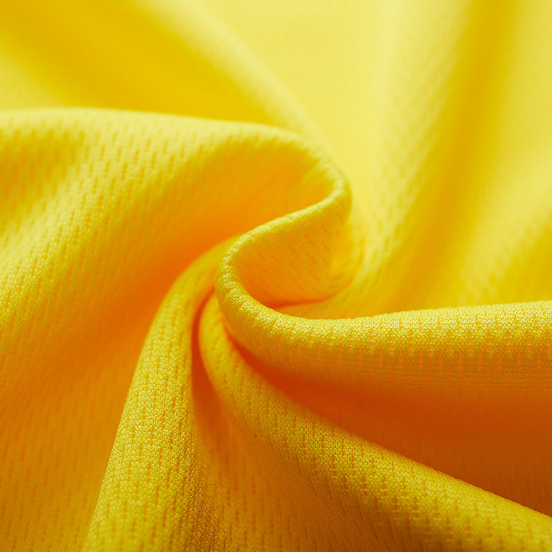 Camiseta de secado rápido con cuello redondo y mangas cortas, ideal para promociones o eventos culturales.