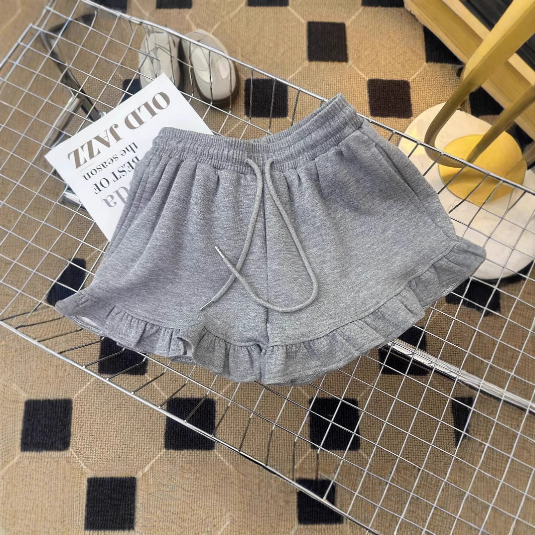 Shorts deportivos casuales de diseño con volantes y bordes desenfadados, de estilo nicho.