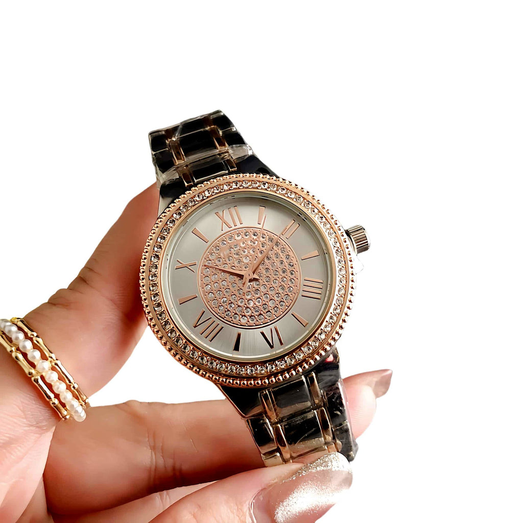 Reloj elegante y sofisticado con una esfera grande. Una obra de arte exclusiva para mujeres.