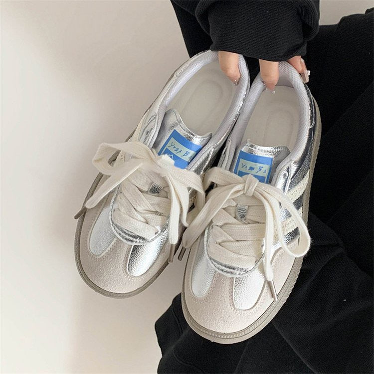 Zapatillas blancas casuales retro para mujer, versátiles y perfectas para hacer deporte.