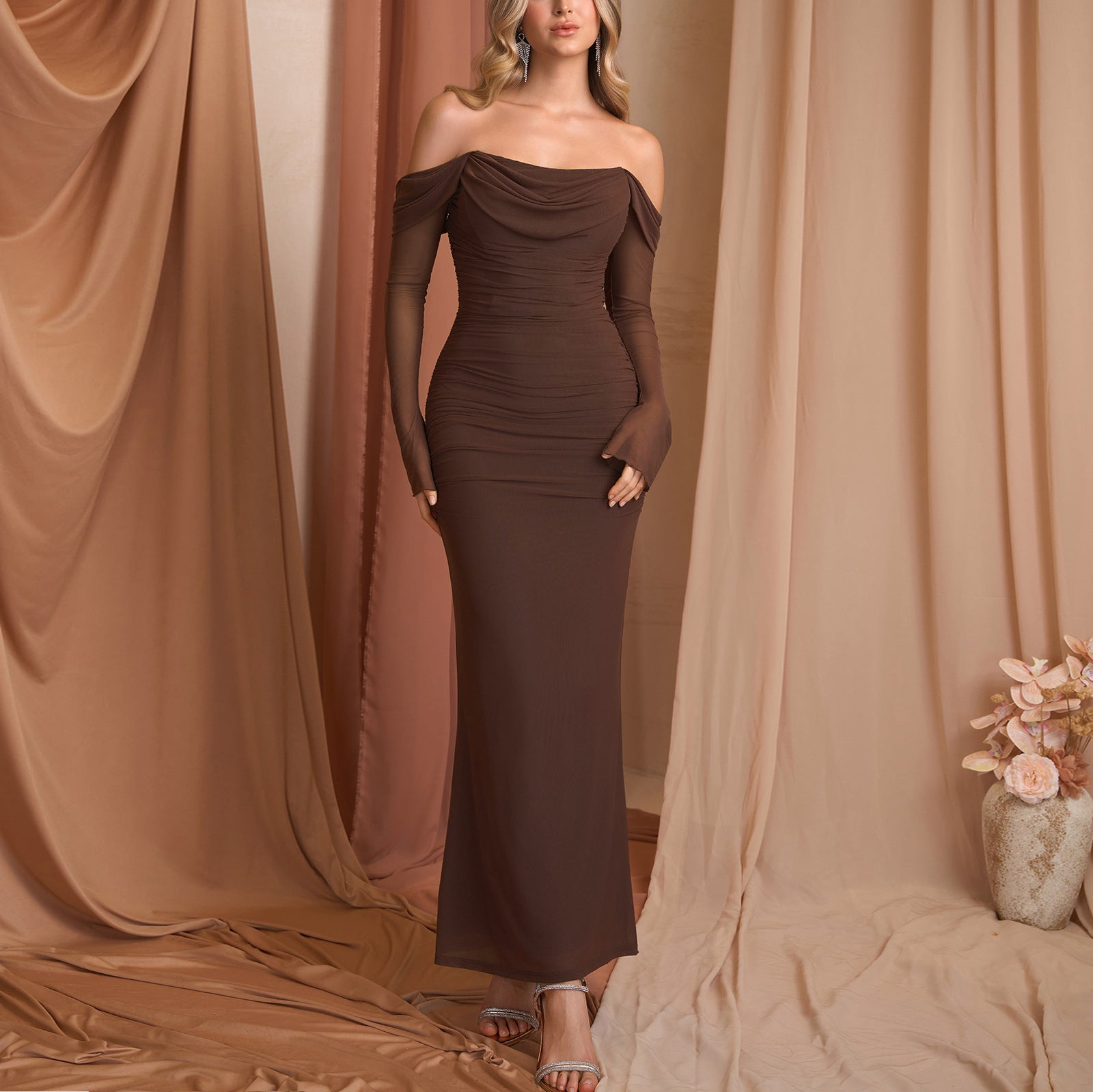 Vestido sexy de manga larga con malla transparente y espalda abierta