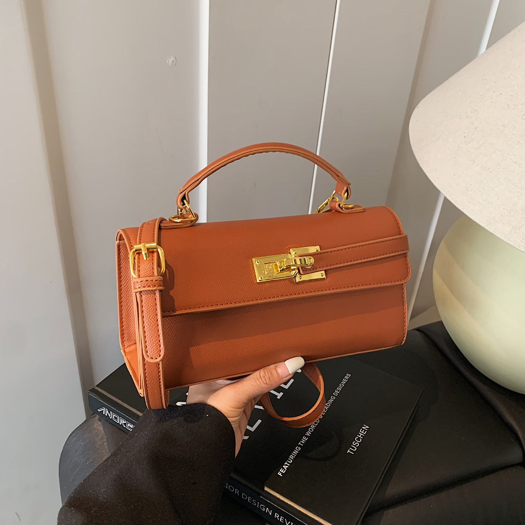 Nuevo y elegante bolso cuadrado pequeño con un elegante cierre de candado.